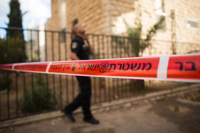 כפר חב"ד: אמא קפצה עם בנה מגובה עשרה מטרים