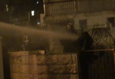 צפו: מפגין בודד מול זרנוק המכת"ז