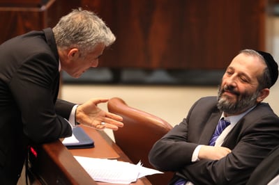 צונחים. יאיר לפיד עם אריה דרעי