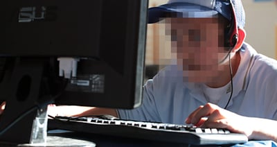 מתחזה איים על שר, מגיש וזמר