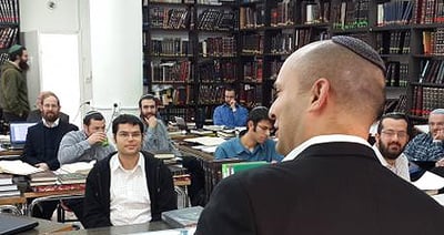 בנט הבטיח לאברכים: נפעל למינוי דיינים סרוגים