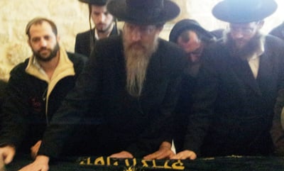 גאב"ד קוממיות מתפלל בקבר יוסף למען שחרור פולארד