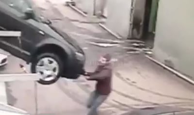 רכב האאודי כמעט ריסק את הטכנאי הרוסי • צפו