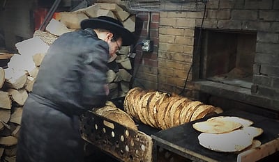 גלריה: עוד לא פורים, ב"פאפא" כבר אופים מצות