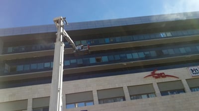 צפו: שריפה באלעד, ראש העיר ישראל פרוש התגייס