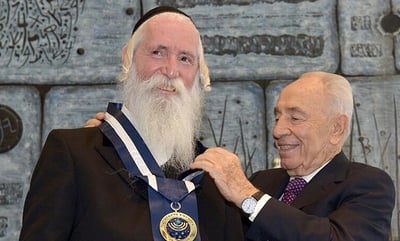 הנשיא מעניק לאחרונה את האות לרב גרוסמן