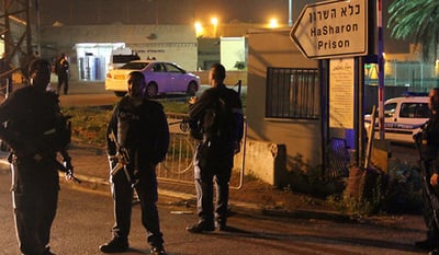 הירי בכלא רימונים: איך הגיע אקדח לידיו של אסיר עולם?