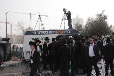 צפו: רדיו קול ברמה בשידור חי מ"עצרת המיליון"
