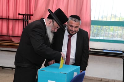 האדמו"ר מלעלוב בדרכו לקלפי