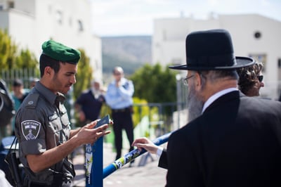הבחירות בבית שמש. למצולמים אין קשר לנאמר בידיעה