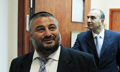משה אבוטבול, מאחוריו: אלי כהן