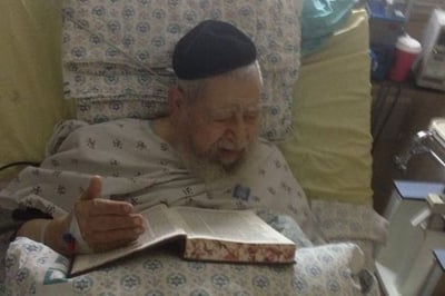 מרן הגר"ע יוסף על מחוקקי חוק הגיוס: "לא יחצו ימיהם"