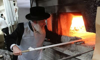 קוממיות: גאב"ד דרכי תורה רבי אשר וייס באפיית מצות
