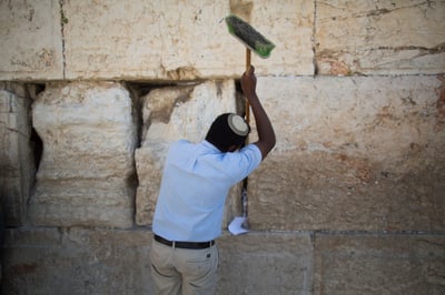 לכבוד פסח: ניקיון יסודי גם בכותל המערבי