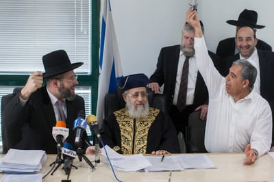 מיקי לוי לצד הרבנים הראשיים, הבוקר
