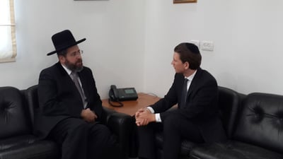 הרב לאו ושר החוץ האוסטרי, הבוקר