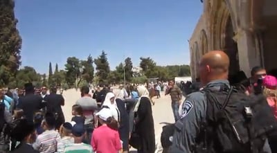 חרדים וילדים שעלו להר הבית הותקפו, המשטרה הייתה חסרת אונים • וידאו