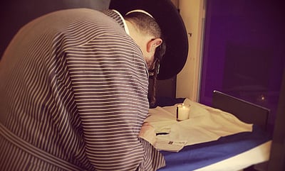 יום השואה בבית שמש: החסיד כותב צ'קים על הדגל, דקות לפני הצפירה