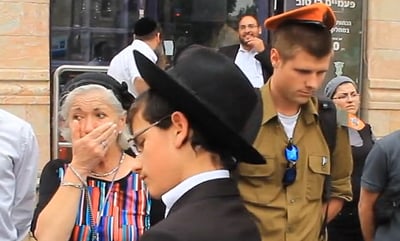 בעת צפירת הזיכרון: חרדית מיררה בבכי בגלל הקיצוניים