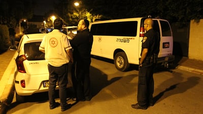 כוחות המשטרה ליד בית הספר, הלילה