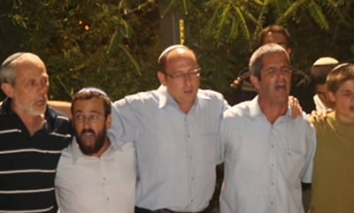 תקוות המשפחות: תפילה וריקוד