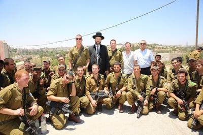 הרב דוד לאו עם החיילים