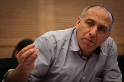 יוגב בישיבה של אחד הנערים החטופים