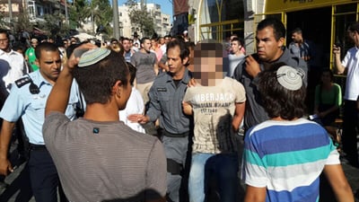 שוטרים עוצרים מפגין בכניסה לירושלים