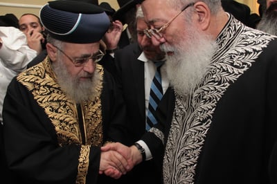 כורת הברית: הגאון רבי יצחק יוסף והגאון הרב שלמה משה עמאר בשמחת הברית לנכד המשותף