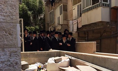 צפו בוידאו: הגר"ש וואזנר מלווה בשירה מביתו בדרך לאוסטריה
