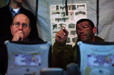 אל"מ עופר וינטר עם שר הביטחון בוגי יעלון