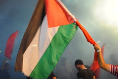 בלב מאה שערים: חרדים הסירו דגלי פלסטין מ"בתי ערפאת"