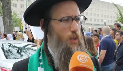 נאם בפני מפגינים פרו-פלסטיניים