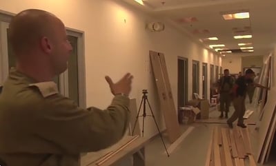 צפו: הקמת בית החולים הצה"לי במעבר ארז