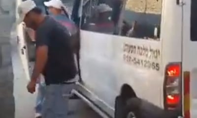 הנהג ליד רכב ההסעות