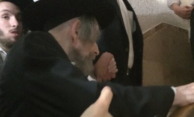 מרן הגראי"ל שטיינמן במעלה המדרגות