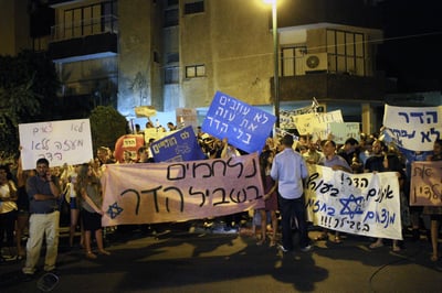 לאחר ההודעה על מות סגן הדר גולדין הי"ד: המפגינים זעמו המשפחה הרגיעה