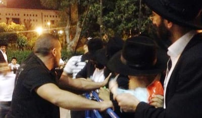המאבטחים הודפים את באי העצרת