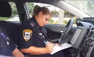צפו: שוטרת תועדה עוברת עבירה ונתנה דו"ח בתגובה