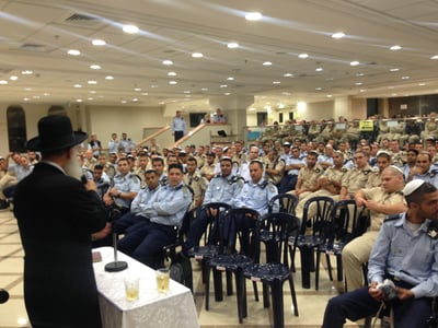 הגאון רבי ראובן אלבז ואנשי חיל האוויר