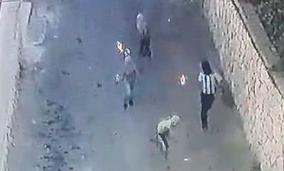 צפו: ערבים מיידים בקבוקי תבערה על בית יהודי