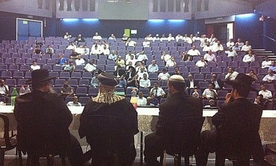 עשרות בעצרת "הענק" של הגר"ש עמאר וח"כ אלי ישי