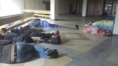 ישנים על הרצפה בשדה התעופה