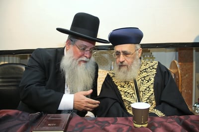 הרב מרדכי מלכה לצד הראשל"צ הגר"י יוסף