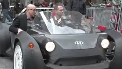 צפו: נסיעת המבחן של הרכב המודפס הראשון בעולם
