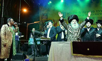 עשרות אלפים בשמחת בית השואבה של חסידות מישקולץ בפתח תקוה • תיעוד