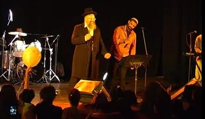 עממיות: הרב שמואל אליהו שר בפני נערות וילדות