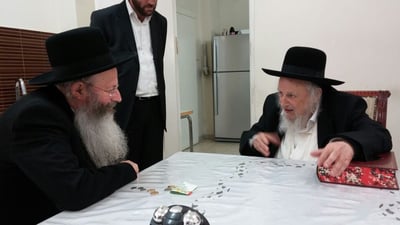 הגר"ש אוירבך משוחח עם הגר"מ קוטלר
