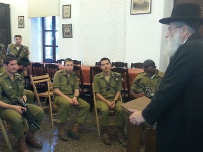 הרה"ג שטרן עם החיילים החרדים בבית הרב קוק
