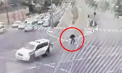 המחבל ומוט הברזל בידיו, רגע לפני שחוסל